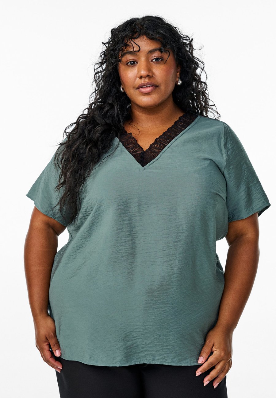 Блуза Zizzi KURZÄRMELIGE MIT SPITZENBESATZ, Balsam Green W Black/Evergreen
Блуза Zizzi KURZÄRMELIGE MIT SPITZENBESATZ, Balsam Green W Black/Evergreen