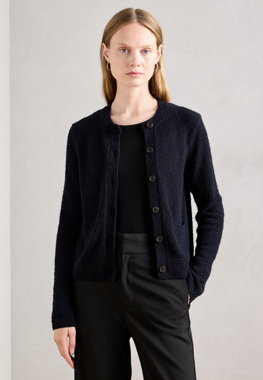 Кардиган Marc O'Polo LONGSLEEVE ROUND NECK, Deep Night Blue/Dark Blue
Кардиган Marc O'Polo LONGSLEEVE ROUND NECK, Deep Night Blue/Dark Blue