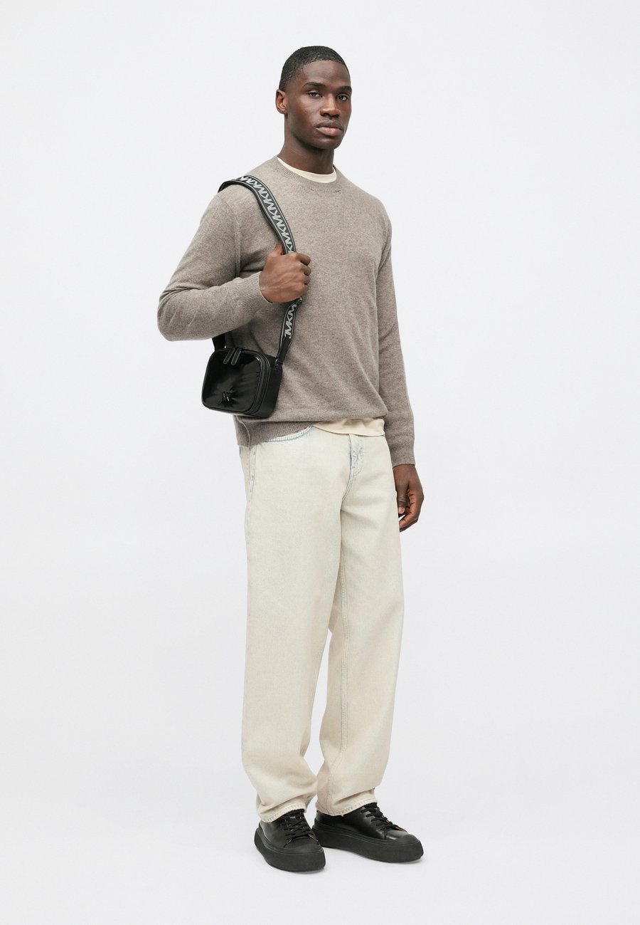 Сумка кросс-боди Michael Kors HORIZONTAL UNISEX, Black
Сумка кросс-боди Michael Kors HORIZONTAL UNISEX, Black