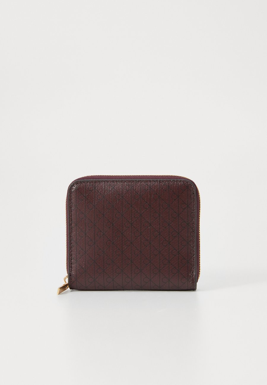 Кошелек Calvin Klein EMBLEM SQUARE ZIP AROUND, Fudge/Brown
Кошелек Calvin Klein EMBLEM SQUARE ZIP AROUND, Fudge/Brown