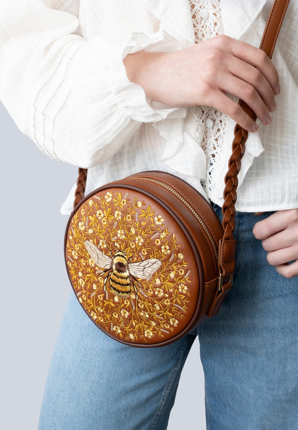 Сумка через плечо BUMBLE CIRCLE - Across body bag FABLE ENGLAND, коричневый
Сумка через плечо BUMBLE CIRCLE - Across body bag FABLE ENGLAND, коричневый