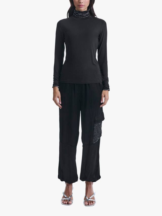 Топ с длинными рукавами и воротником-поло с рюшами James Lakeland, Black
Топ с длинными рукавами и воротником-поло с рюшами James Lakeland, Black