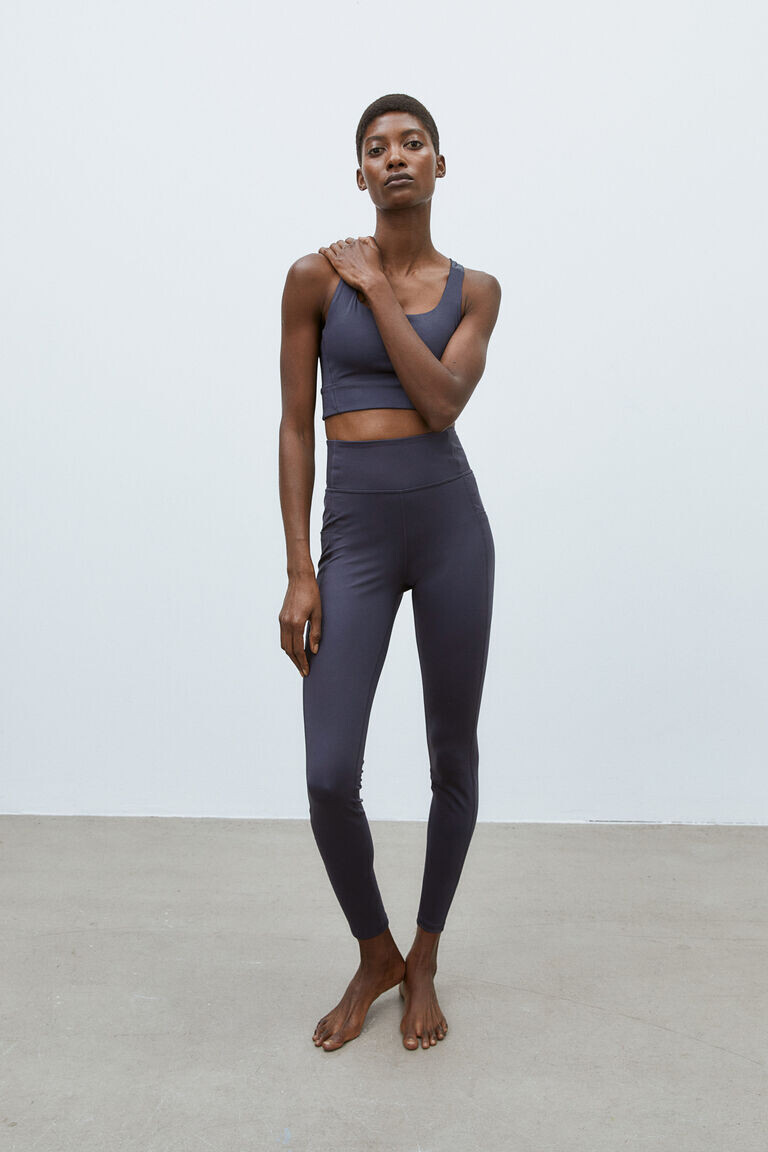 Спортивный бюстгальтер drymove medium support H&M, синий
Спортивный бюстгальтер drymove medium support H&M, синий