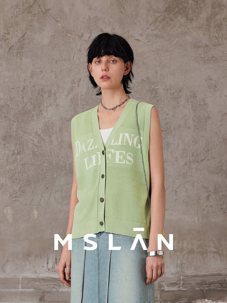 Жилет жаккардовый MSlan 24 с контрастными буквами и v-образным вырезом, зелено-оранжевый
Жилет жаккардовый MSlan 24 с контрастными буквами и v-образным вырезом, зелено-оранжевый