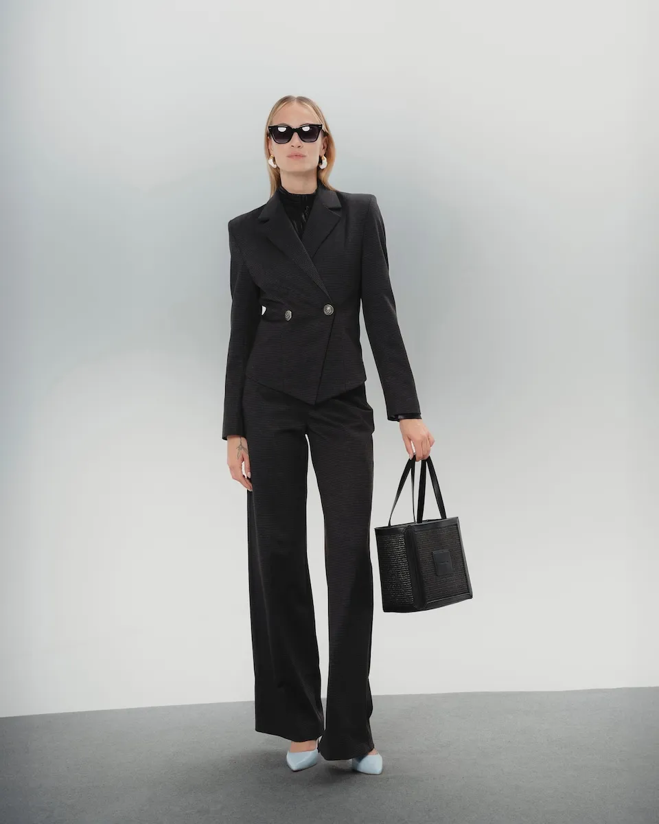 Приталенный женский блейзер Casilda Dolores Promesas, черный
Приталенный женский блейзер Casilda Dolores Promesas, черный