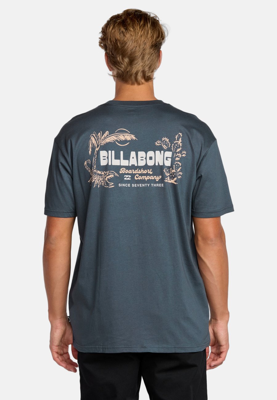 Футболка Billabong DESERT, Midnight Blue/Dark Blue, Коричневый, Футболка Billabong DESERT, Midnight Blue/Dark Blue
Футболка Billabong DESERT, Midnight Blue/Dark Blue, Коричневый, Футболка Billabong DESERT, Midnight Blue/Dark Blue