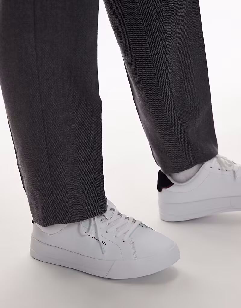 Кроссовки Tommy Hilfiger из кожи в белом и темно-синем цвете
Кроссовки Tommy Hilfiger из кожи в белом и темно-синем цвете