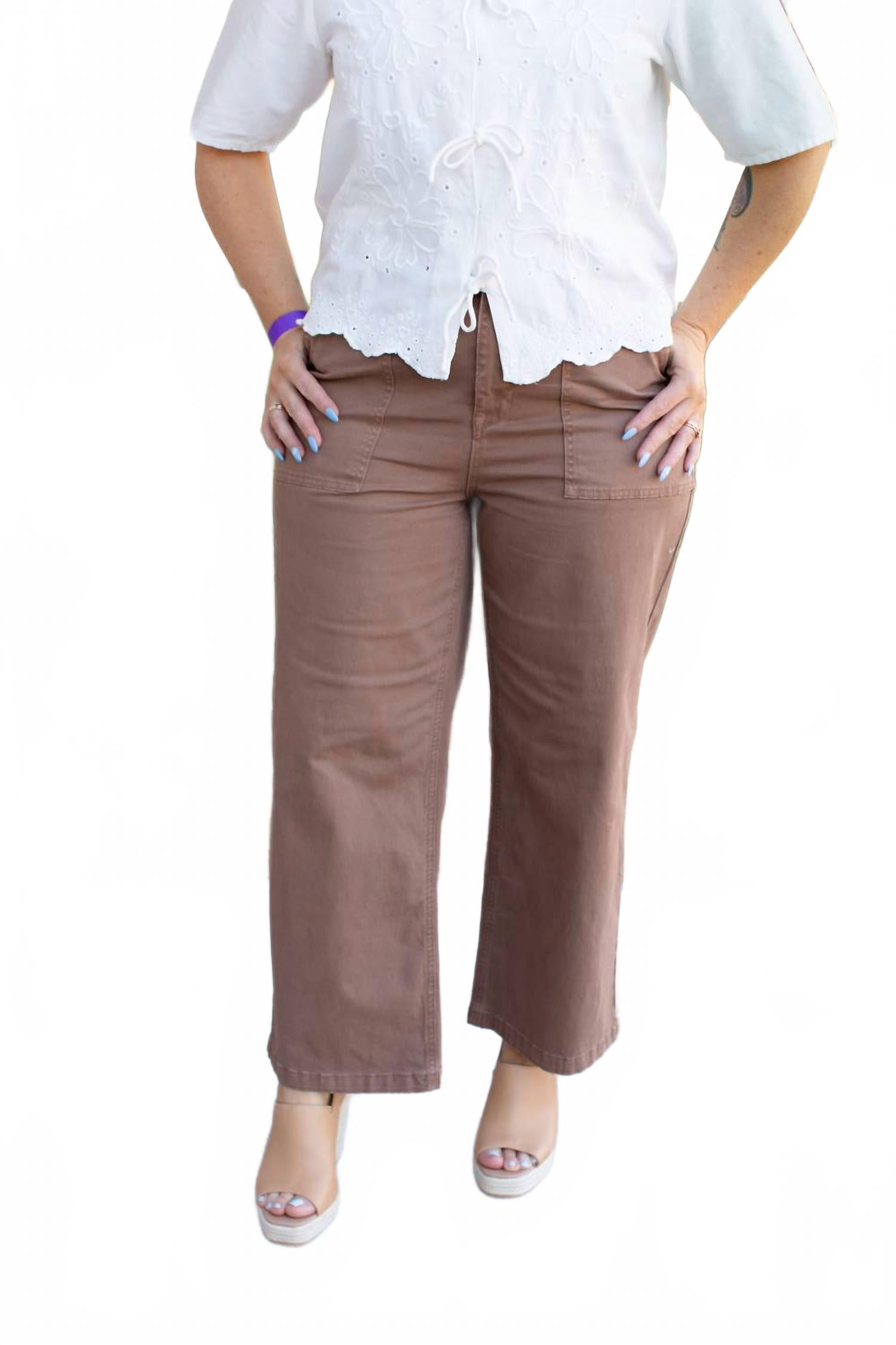 Женские джинсовые брюки с широкими штанинами в коричневом цвете CHARLIE B
Женские джинсовые брюки с широкими штанинами в коричневом цвете CHARLIE B