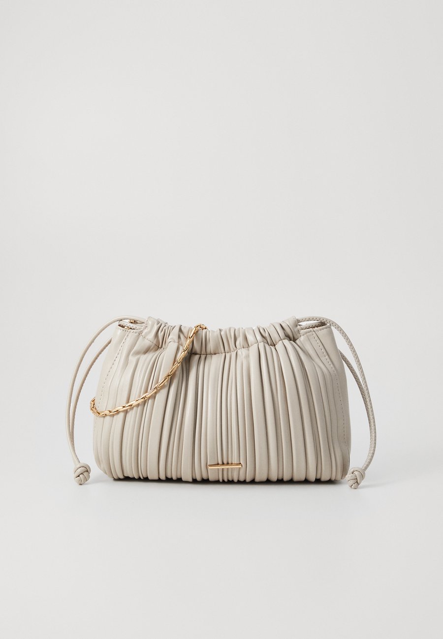 Сумка кросс-боди Calvin Klein Jeans DRAWSTRING PLISSE CROSSBODY, Chateau Gray/Grey
Сумка кросс-боди Calvin Klein Jeans DRAWSTRING PLISSE CROSSBODY, Chateau Gray/Grey