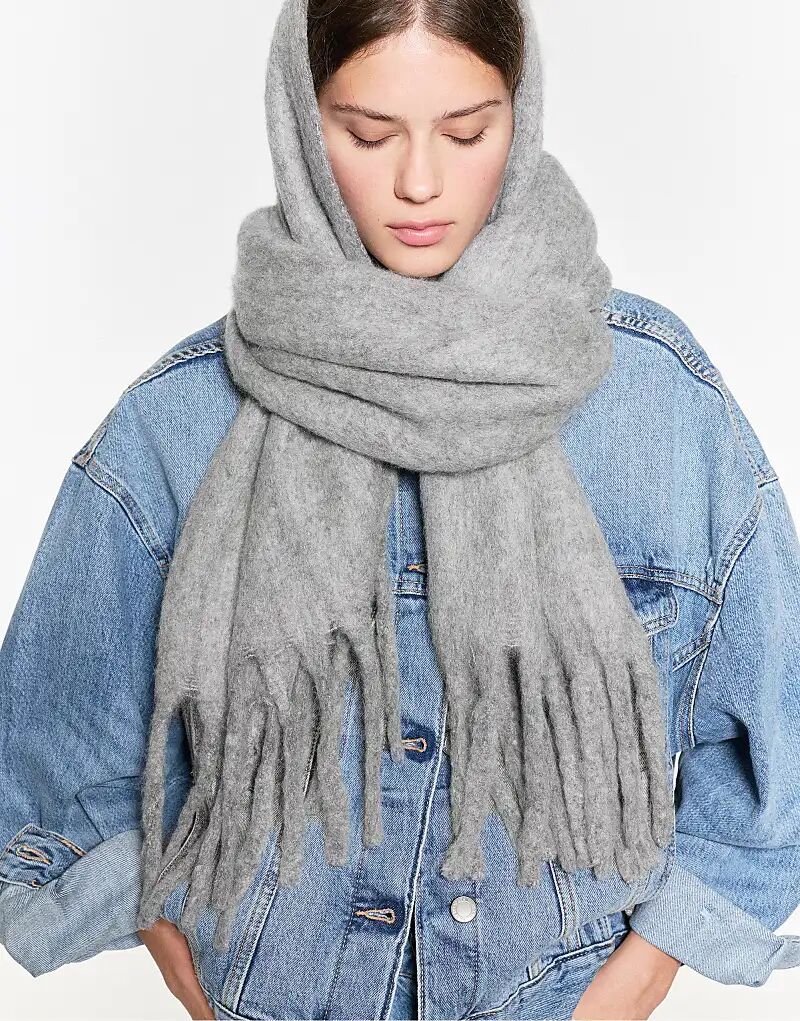 Шарф Pull&Bear из мохера бледно-серого цвета
Шарф Pull&Bear из мохера бледно-серого цвета