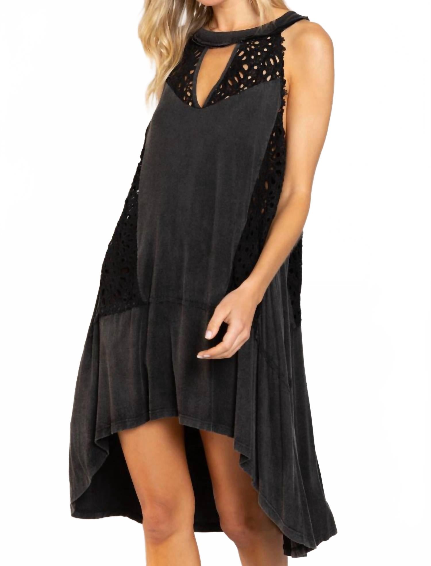 Черное мини-платье без рукавов с замочной скважиной POL
Черное мини-платье без рукавов с замочной скважиной POL