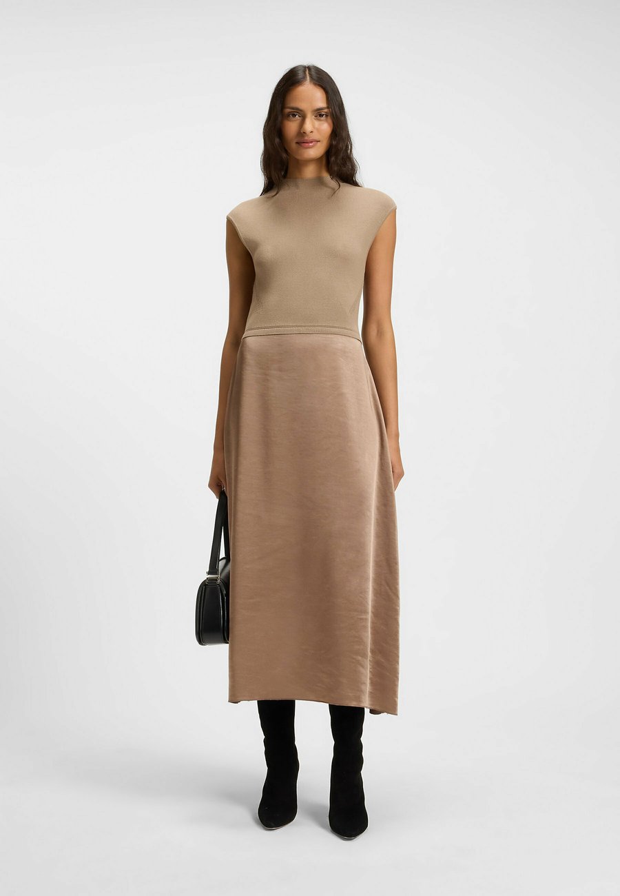 Платье BOSS FERDOLINI, Open Brown Seven/Brown
Платье BOSS FERDOLINI, Open Brown Seven/Brown