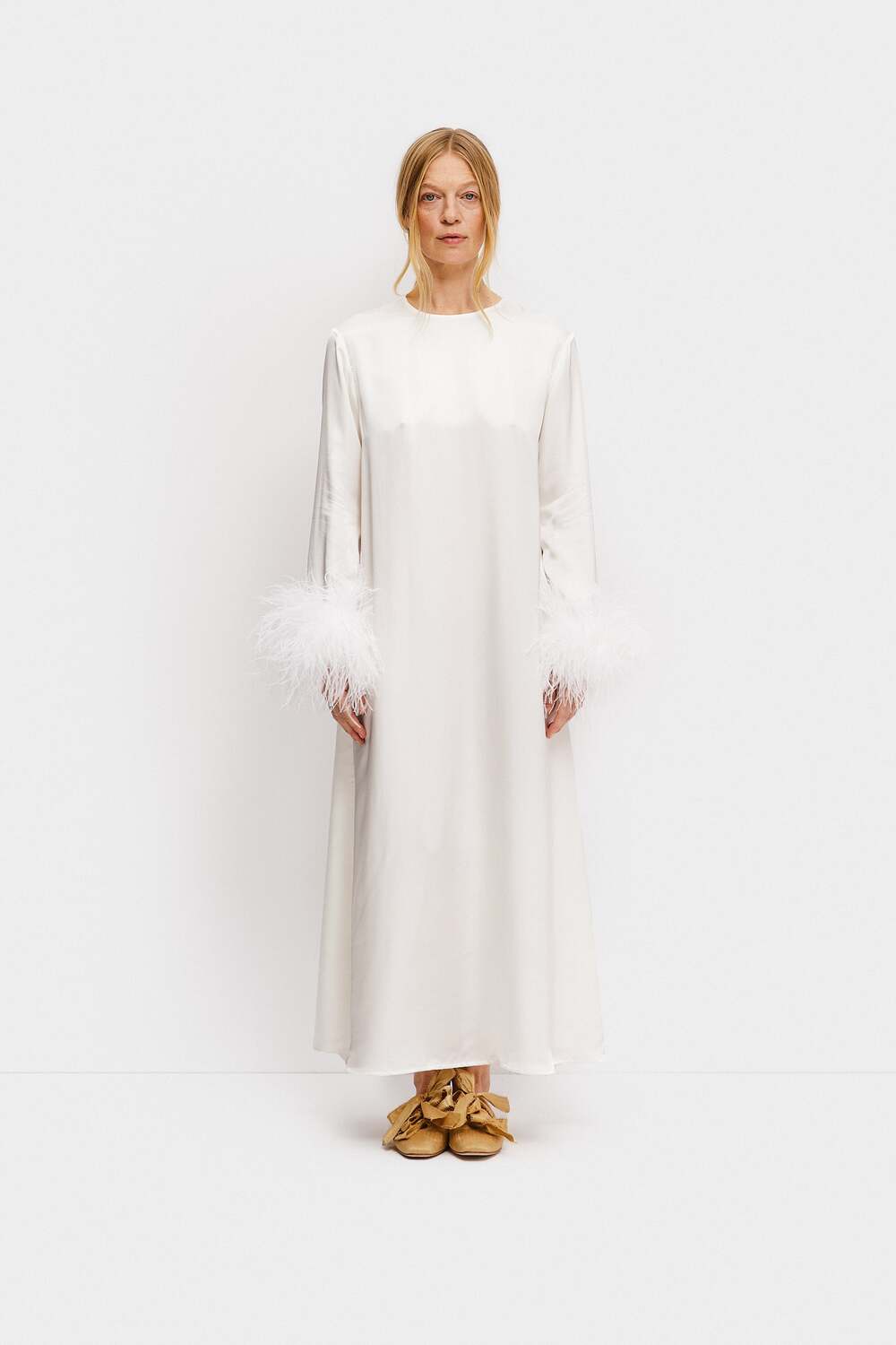 Suzi Maxi Dress с съемными перьями в белом цвете SLEEPER
Suzi Maxi Dress с съемными перьями в белом цвете SLEEPER