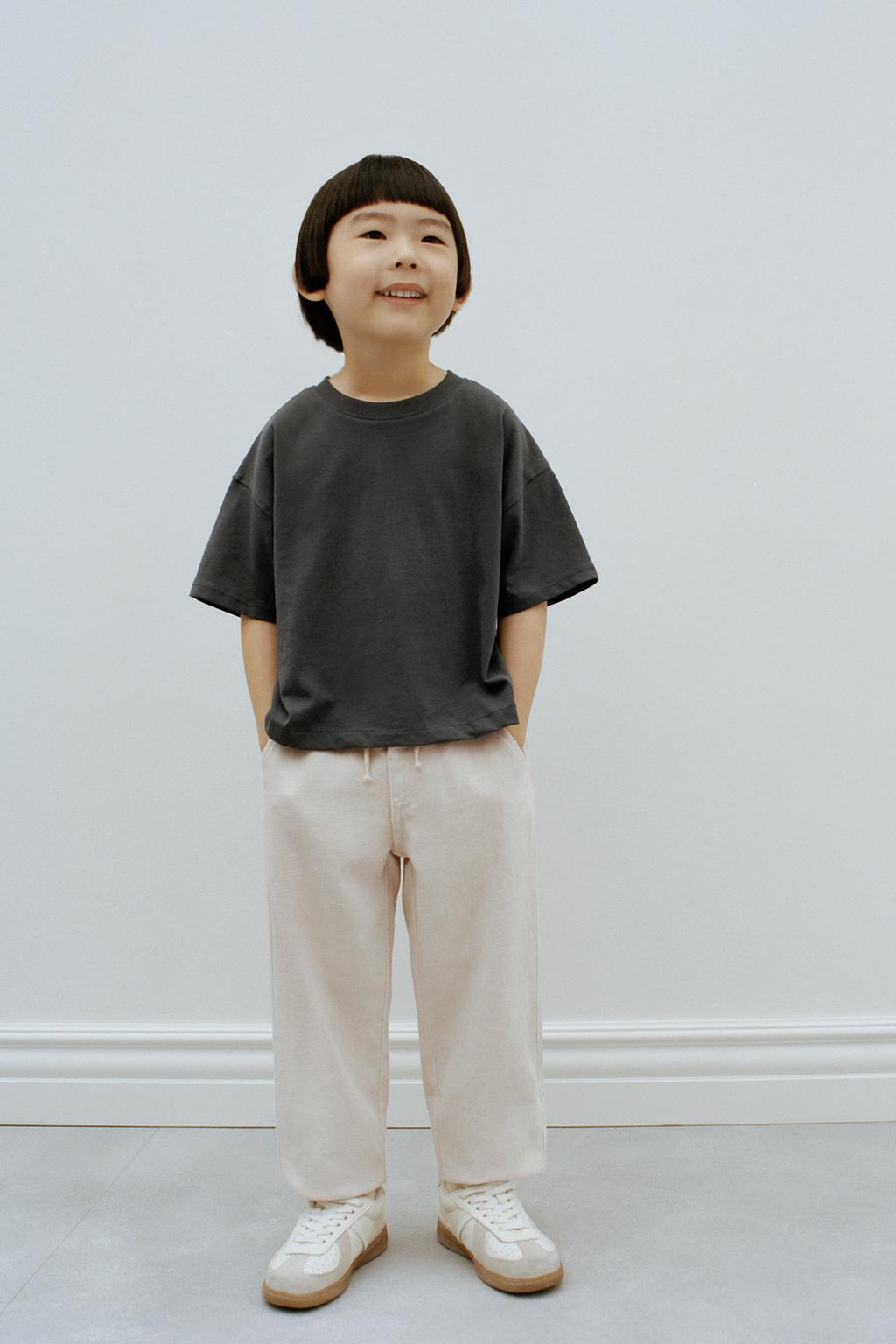 Базовая футболка для тяжелого веса ZARA, антрацитовый серый
Базовая футболка для тяжелого веса ZARA, антрацитовый серый