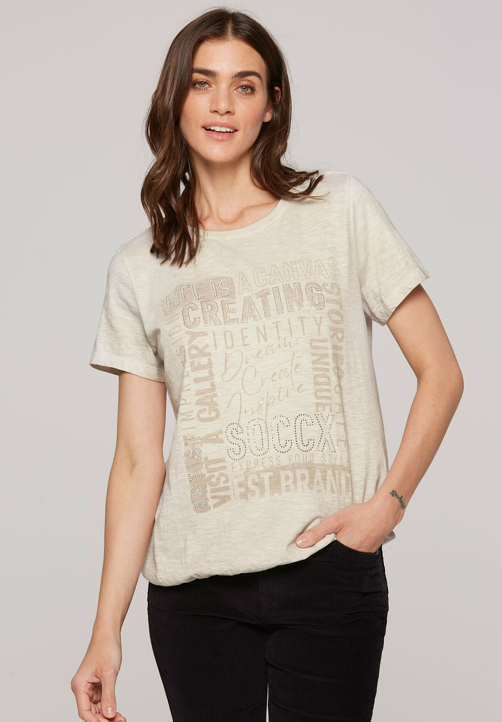 Футболка с принтом MIT ARTWORK UND ELASTIKSAUM Soccx, коричневый
Футболка с принтом MIT ARTWORK UND ELASTIKSAUM Soccx, коричневый