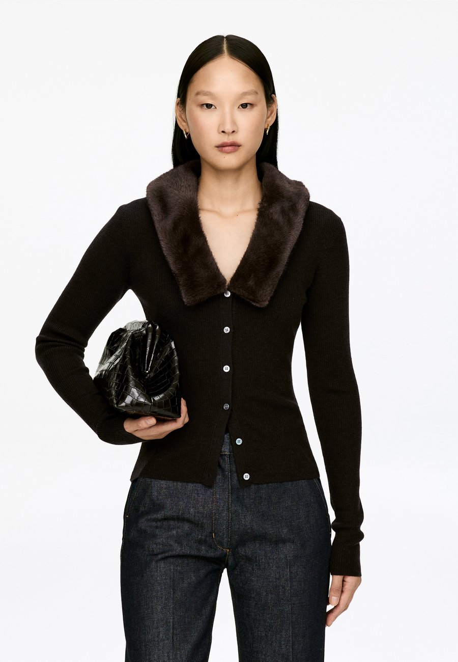 Кардиган ARKET Cardigan, Dark Brown
Кардиган ARKET Cardigan, Dark Brown