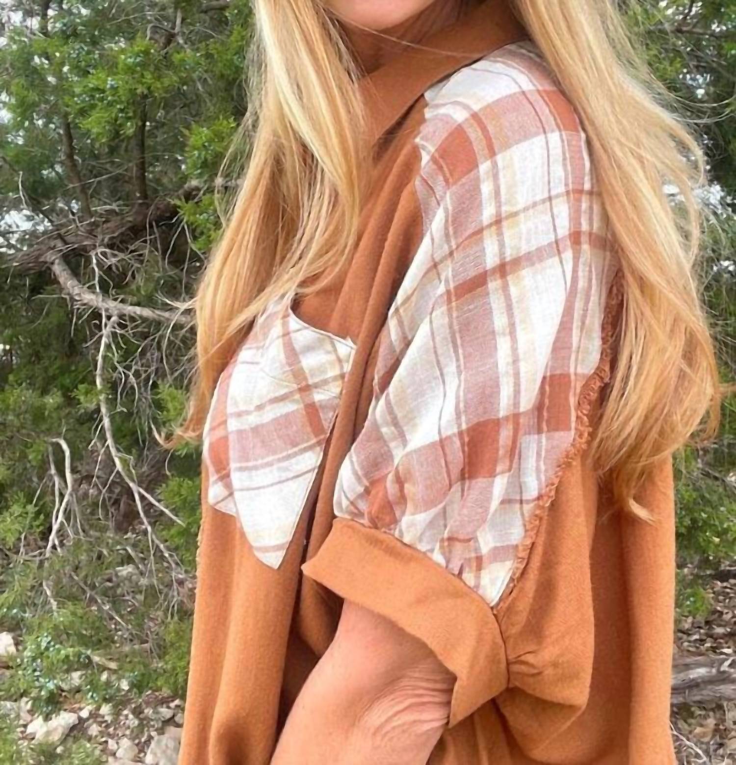 Рубашка из льняной ткани Camel Plaid с застежкой на пуговицы и необработанным краем в коричневом цвете umgee
Рубашка из льняной ткани Camel Plaid с застежкой на пуговицы и необработанным краем в коричневом цвете umgee