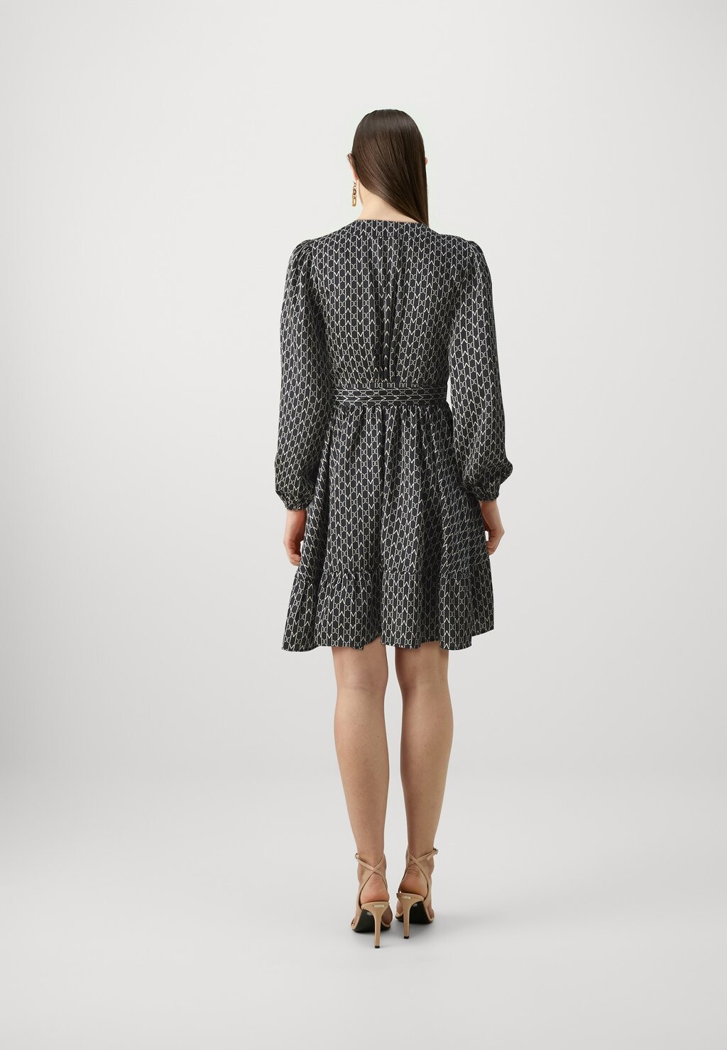 Дневное платье JOSETTE DRESS MARCIANO BY GUESS, черный
Дневное платье JOSETTE DRESS MARCIANO BY GUESS, черный