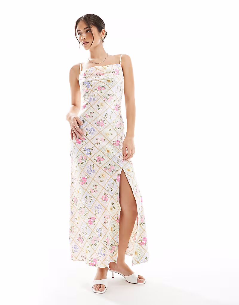 Платье-комбинация из атласа с цветочным принтом New Look розового цвета
Платье-комбинация из атласа с цветочным принтом New Look розового цвета