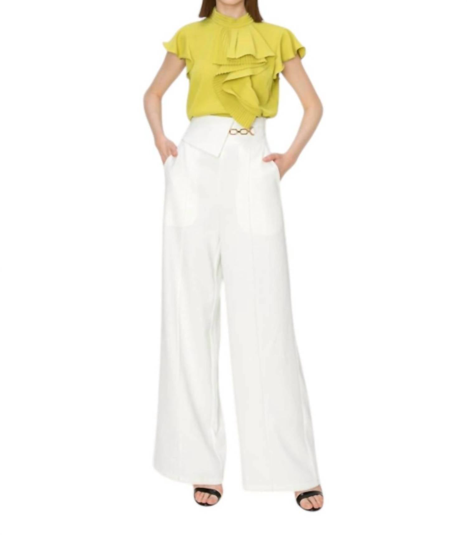 Белые широкие брюки Faye с поясным клапаном и цепочкой INA Fashion
Белые широкие брюки Faye с поясным клапаном и цепочкой INA Fashion