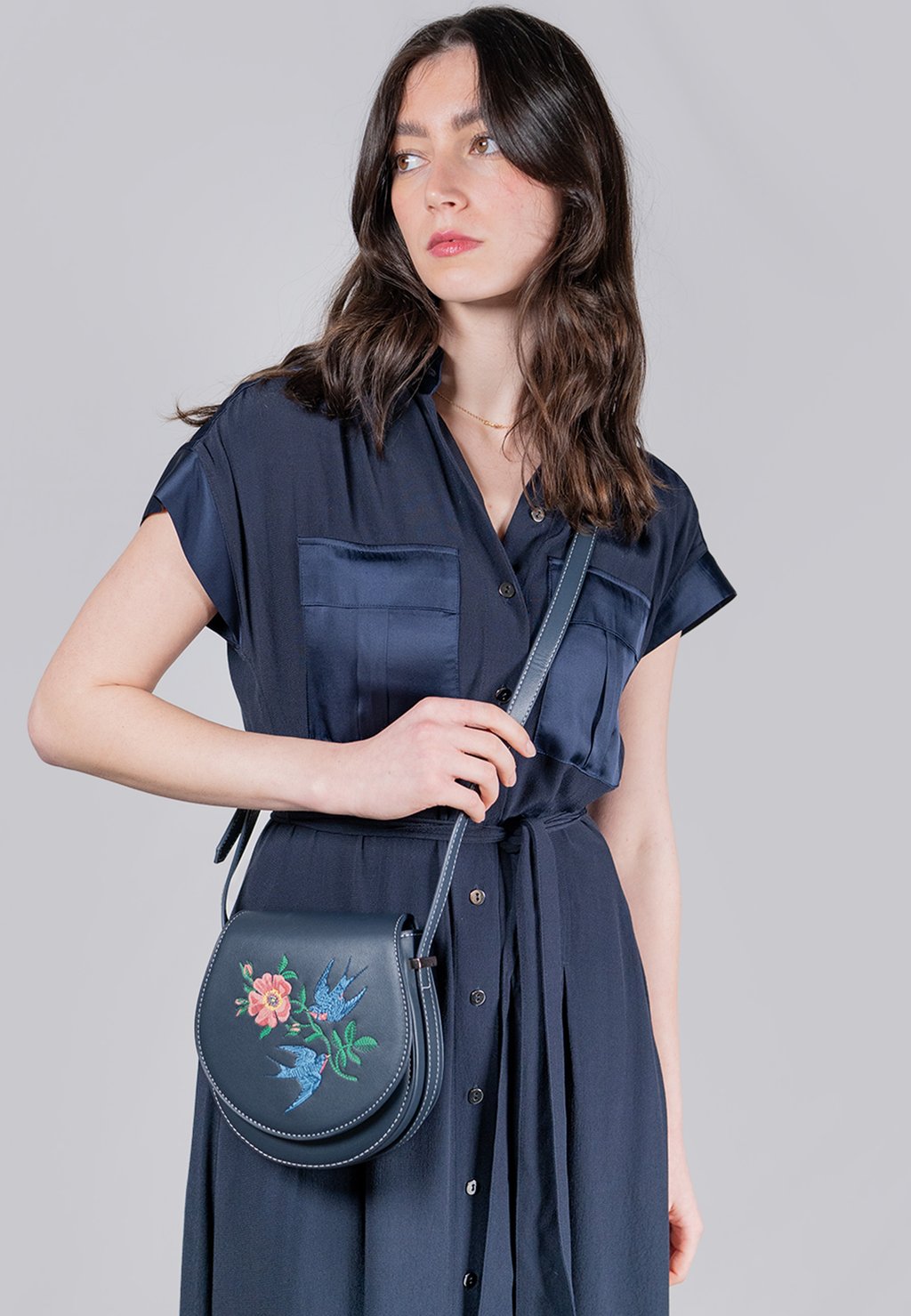 Сумка через плечо SWOOPING SWALLOWS SADDLE - Across body bag FABLE ENGLAND, темно-синий
Сумка через плечо SWOOPING SWALLOWS SADDLE - Across body bag FABLE ENGLAND, темно-синий