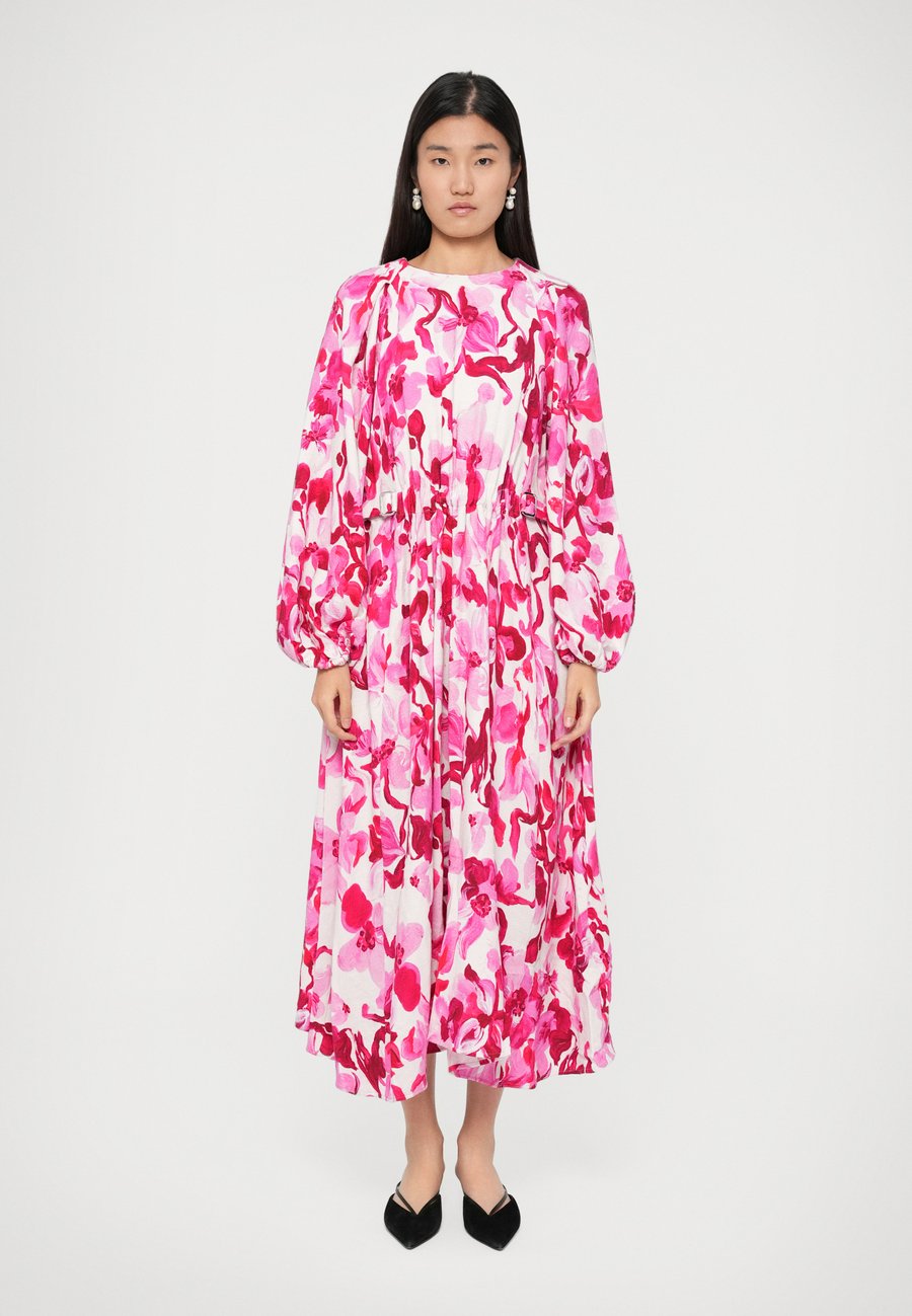 Платье Stine Goya STRUCTURE DOUBLE BUCKLE MIDI DRESS, Pink
Платье Stine Goya STRUCTURE DOUBLE BUCKLE MIDI DRESS, Pink