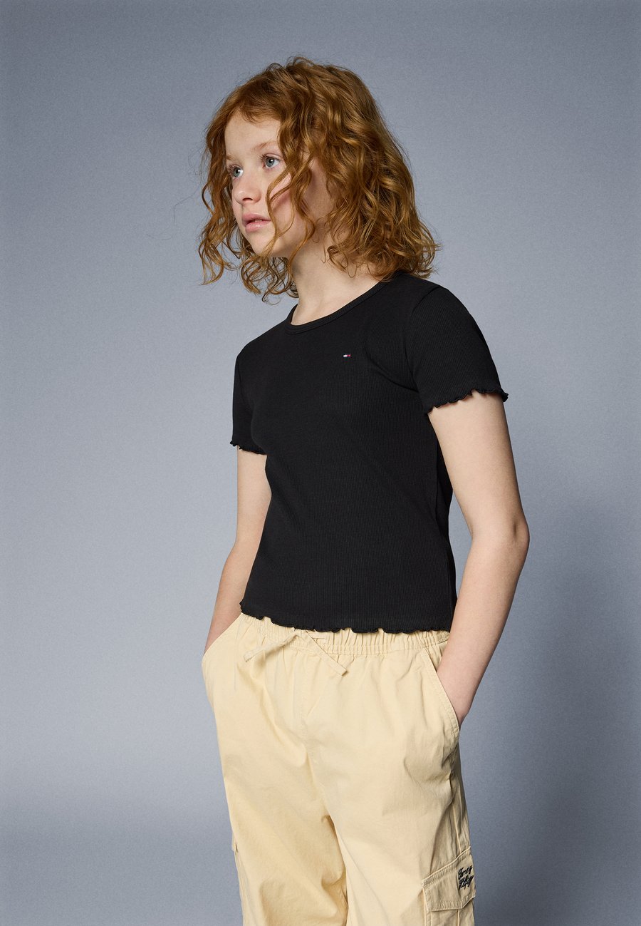 Футболка Tommy Hilfiger ESSENTIAL RUFFLE SLIM RIBBED TOP, Black, Черный, Футболка Tommy Hilfiger ESSENTIAL RUFFLE SLIM RIBBED TOP, Black
Футболка Tommy Hilfiger ESSENTIAL RUFFLE SLIM RIBBED TOP, Black, Черный, Футболка Tommy Hilfiger ESSENTIAL RUFFLE SLIM RIBBED TOP, Black