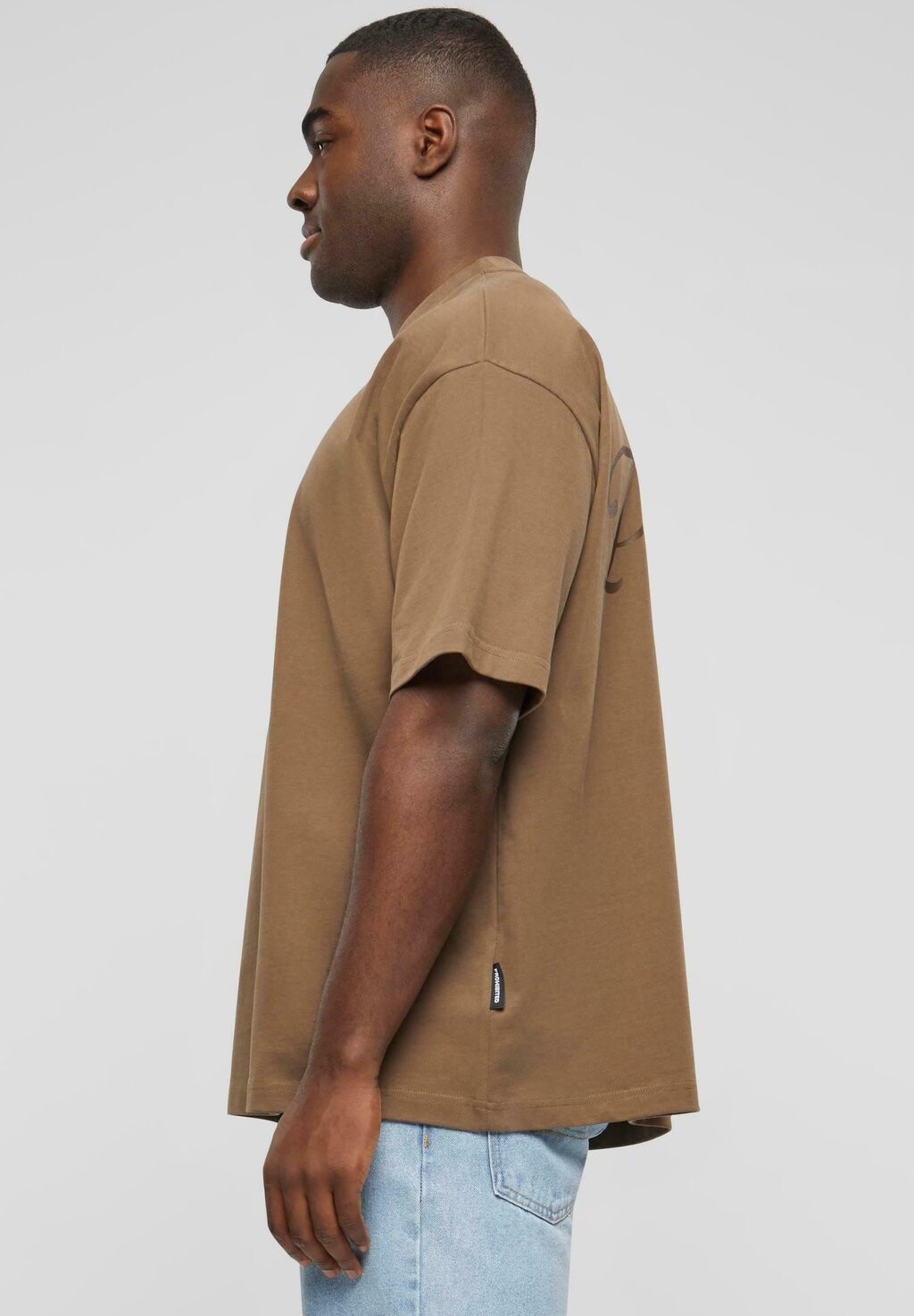 Принт на футболке GARMENT PROHIBITED, коричневый
Принт на футболке GARMENT PROHIBITED, коричневый