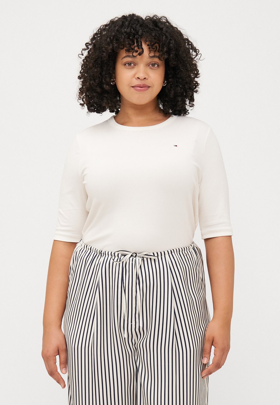 Футболка Tommy Hilfiger Curve SLIM 1/2, Ivory Silk/Off-White, Белый, Футболка Tommy Hilfiger Curve SLIM 1/2, Ivory Silk/Off-White
Футболка Tommy Hilfiger Curve SLIM 1/2, Ivory Silk/Off-White, Белый, Футболка Tommy Hilfiger Curve SLIM 1/2, Ivory Silk/Off-White