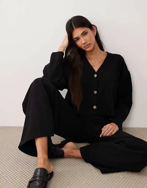 Черный кардиган в рубчик с v-образным вырезом Miss Selfridge
Черный кардиган в рубчик с v-образным вырезом Miss Selfridge