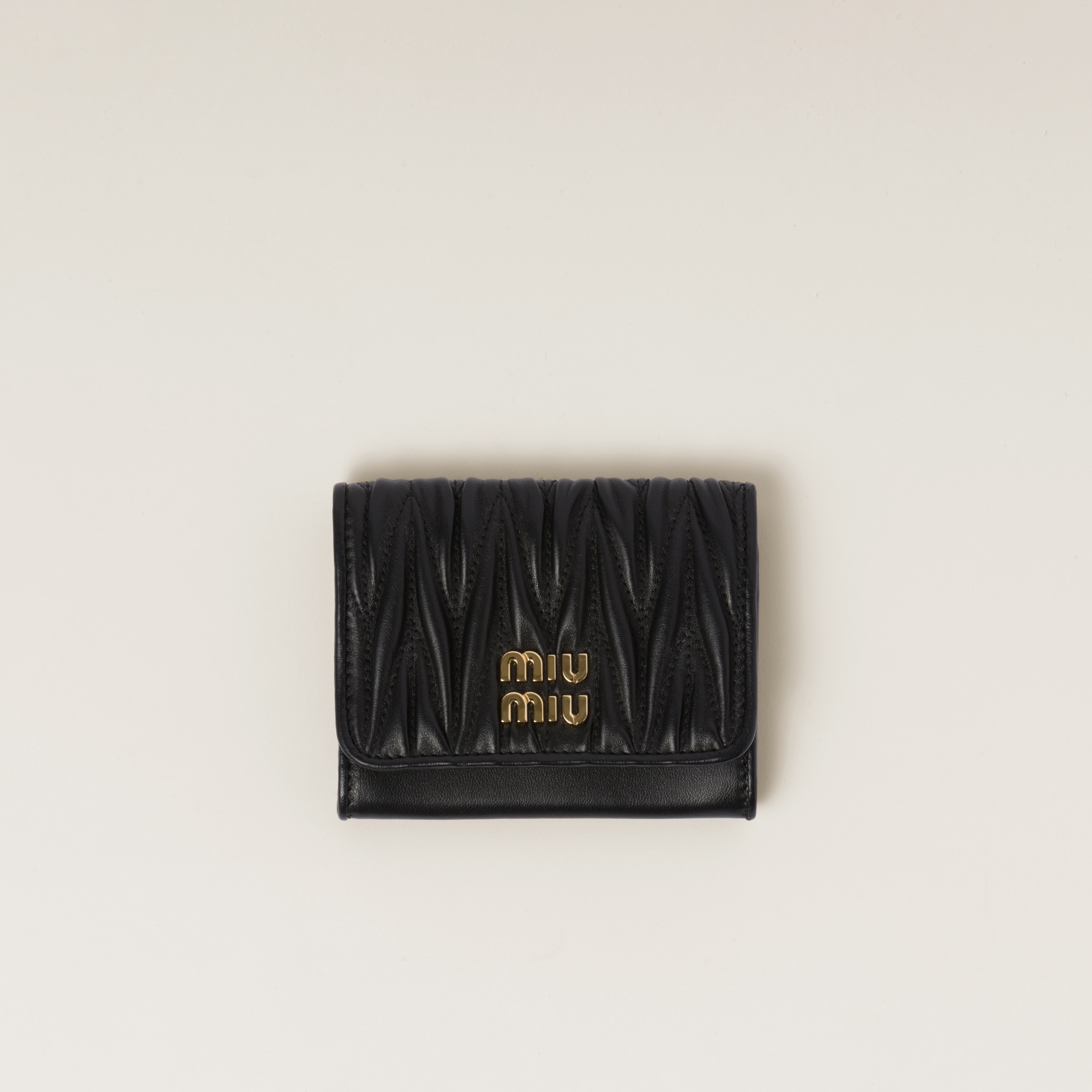 Держатель для карт из наппа-кожи матлашé MIU MIU, черное
Держатель для карт из наппа-кожи матлашé MIU MIU, черное