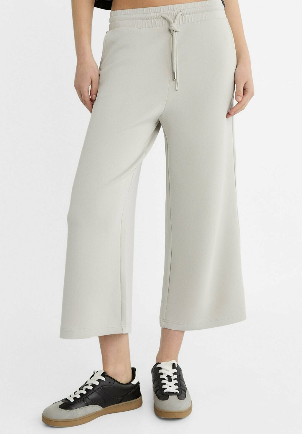 Спортивные брюки With An Elastic Waistband And Adjustable Drawstrings. Side Pockets. Wide-Leg Design. Stradivarius, серебристого цвета
Спортивные брюки With An Elastic Waistband And Adjustable Drawstrings. Side Pockets. Wide-Leg Design. Stradivarius, серебристого цвета