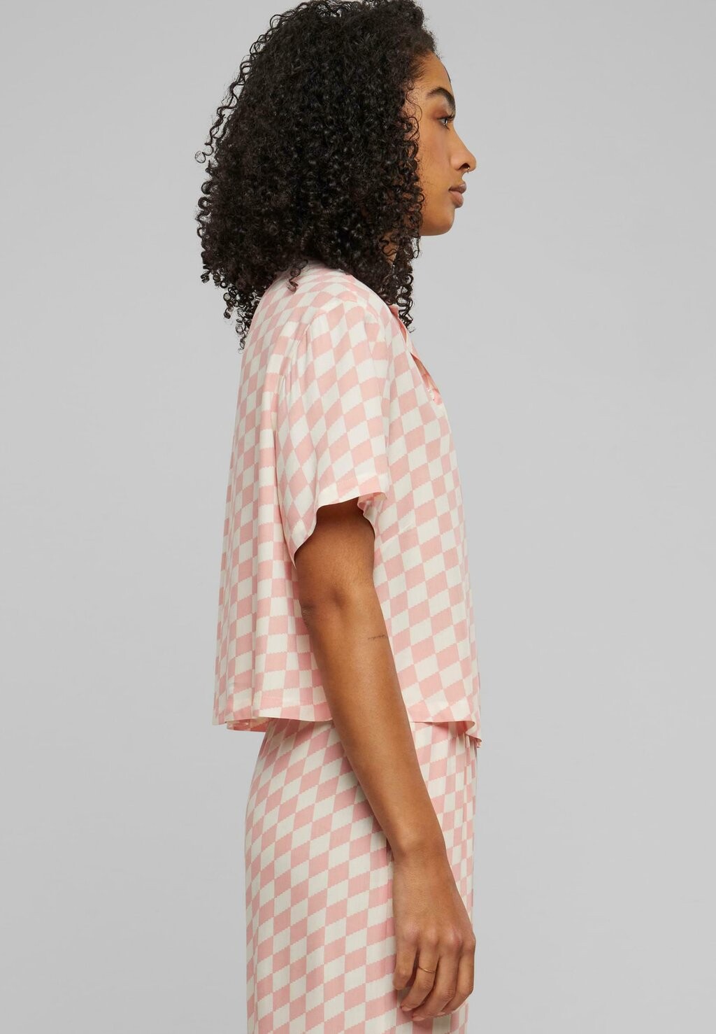 Блузка на пуговицах Urban Classics, лимонадпинкчек
Блузка на пуговицах Urban Classics, лимонадпинкчек