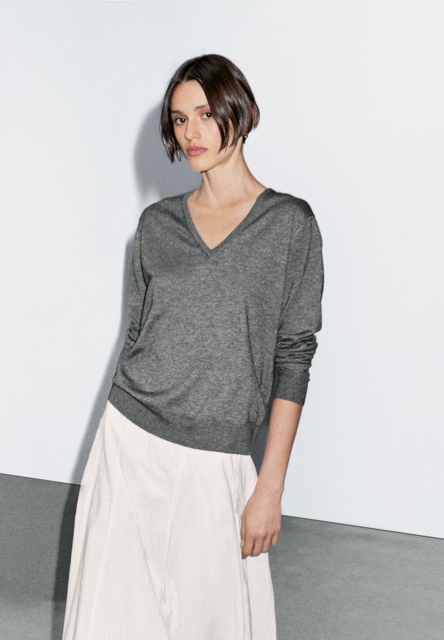 Джемпер Massimo Dutti LONG SLEEVES WITH V-NECK, Grey
Джемпер Massimo Dutti LONG SLEEVES WITH V-NECK, Grey