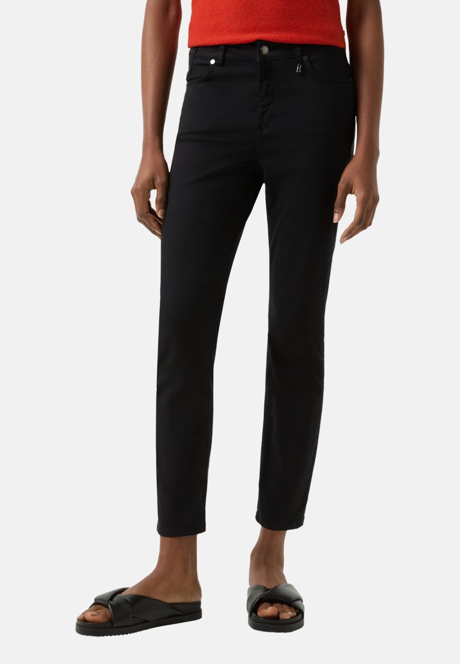 Брюки Bogner JULIE, Schwarz/Black
Брюки Bogner JULIE, Schwarz/Black