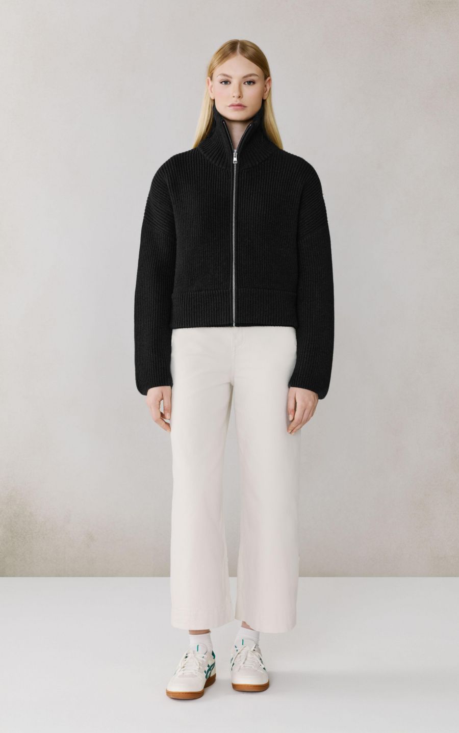 Женский укороченный кардиган Noelle из шерстяной смеси Soia & Kyo, Black
Женский укороченный кардиган Noelle из шерстяной смеси Soia & Kyo, Black