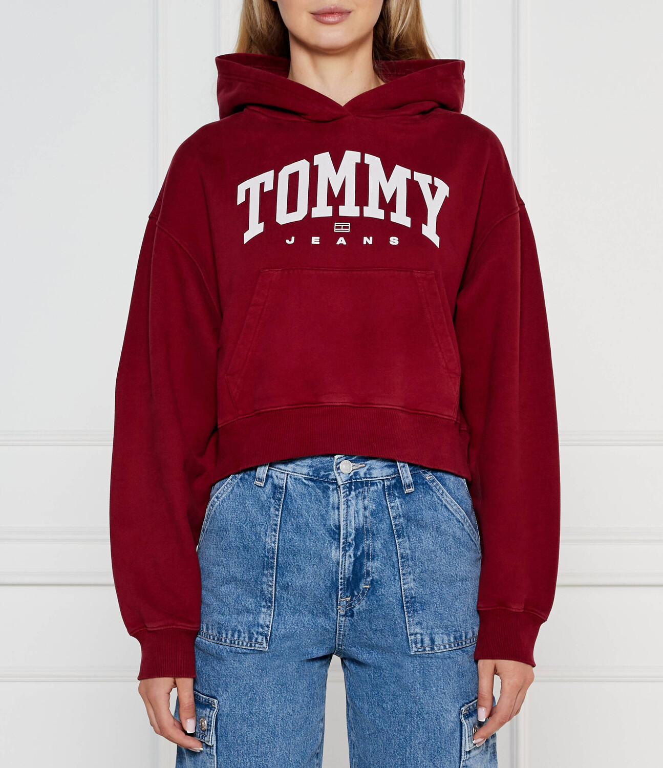 Толстовка Tommy Jeans Cropped Fit, красный 
Толстовка Tommy Jeans Cropped Fit, красный