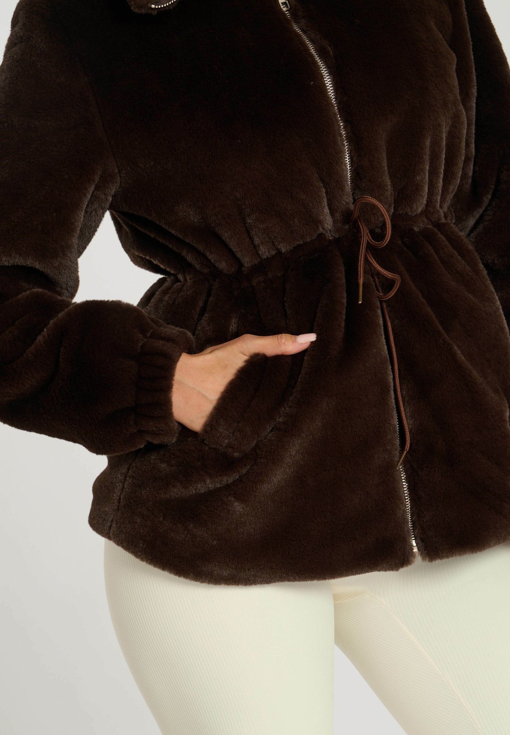 Куртка из искусственной кожи FAUX FUR WITH WAIST TIES South Beach, коричневый
Куртка из искусственной кожи FAUX FUR WITH WAIST TIES South Beach, коричневый