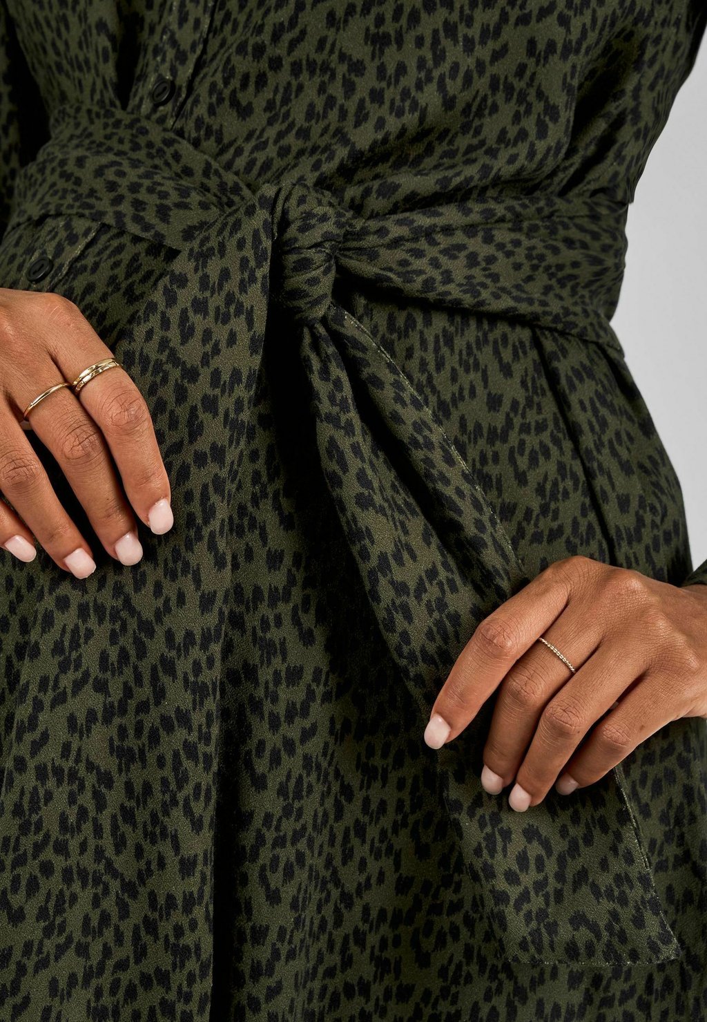 Платье-рубашка MATERNITY ANIMAL MIDI REGULAR FIT JoJo Maman Bébé, зеленый
Платье-рубашка MATERNITY ANIMAL MIDI REGULAR FIT JoJo Maman Bébé, зеленый