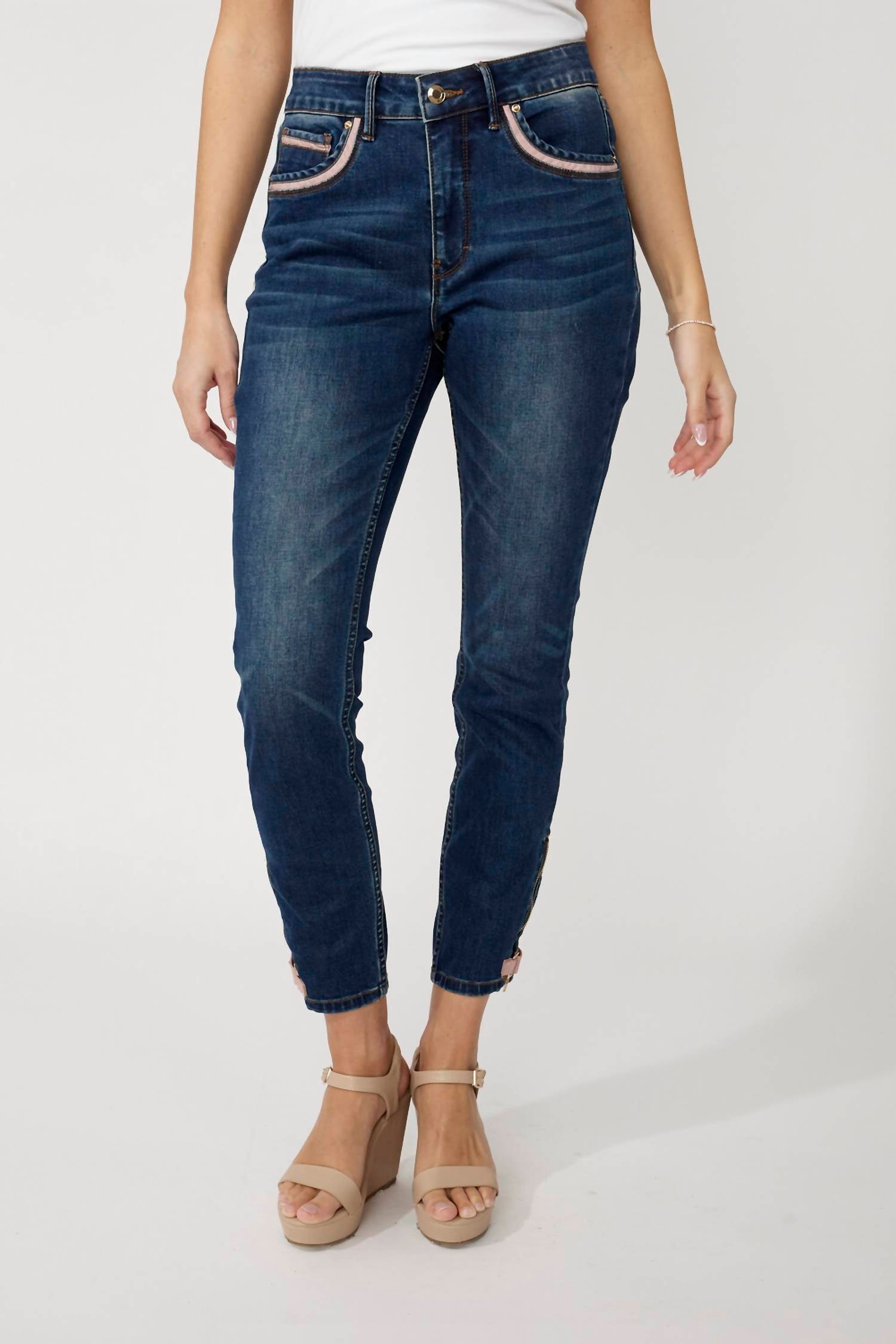 Узкие джинсы с высокой талией в синем и розовом цвете Frank Lyman
Узкие джинсы с высокой талией в синем и розовом цвете Frank Lyman