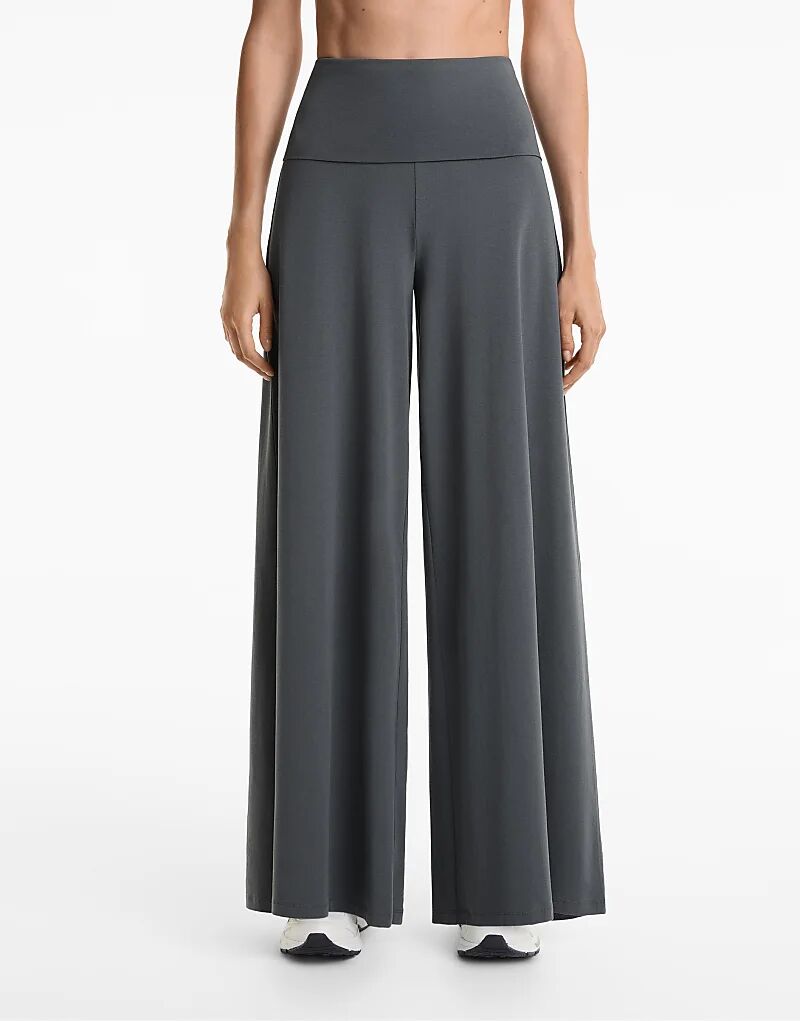 Брюки-палаццо OYSHO из хлопковой смеси с отворотом на талии стального цвета
Брюки-палаццо OYSHO из хлопковой смеси с отворотом на талии стального цвета