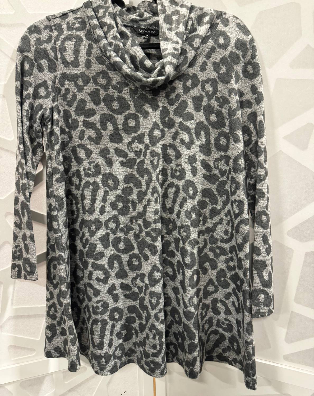 Женская туника с воротником-хомутиком и принтом гепарда, серый цвет JOHN MARK
Женская туника с воротником-хомутиком и принтом гепарда, серый цвет JOHN MARK