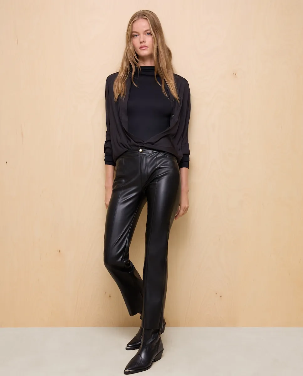 Женские укороченные расклешенные брюки с эффектом замши Easy Wear, черный
Женские укороченные расклешенные брюки с эффектом замши Easy Wear, черный