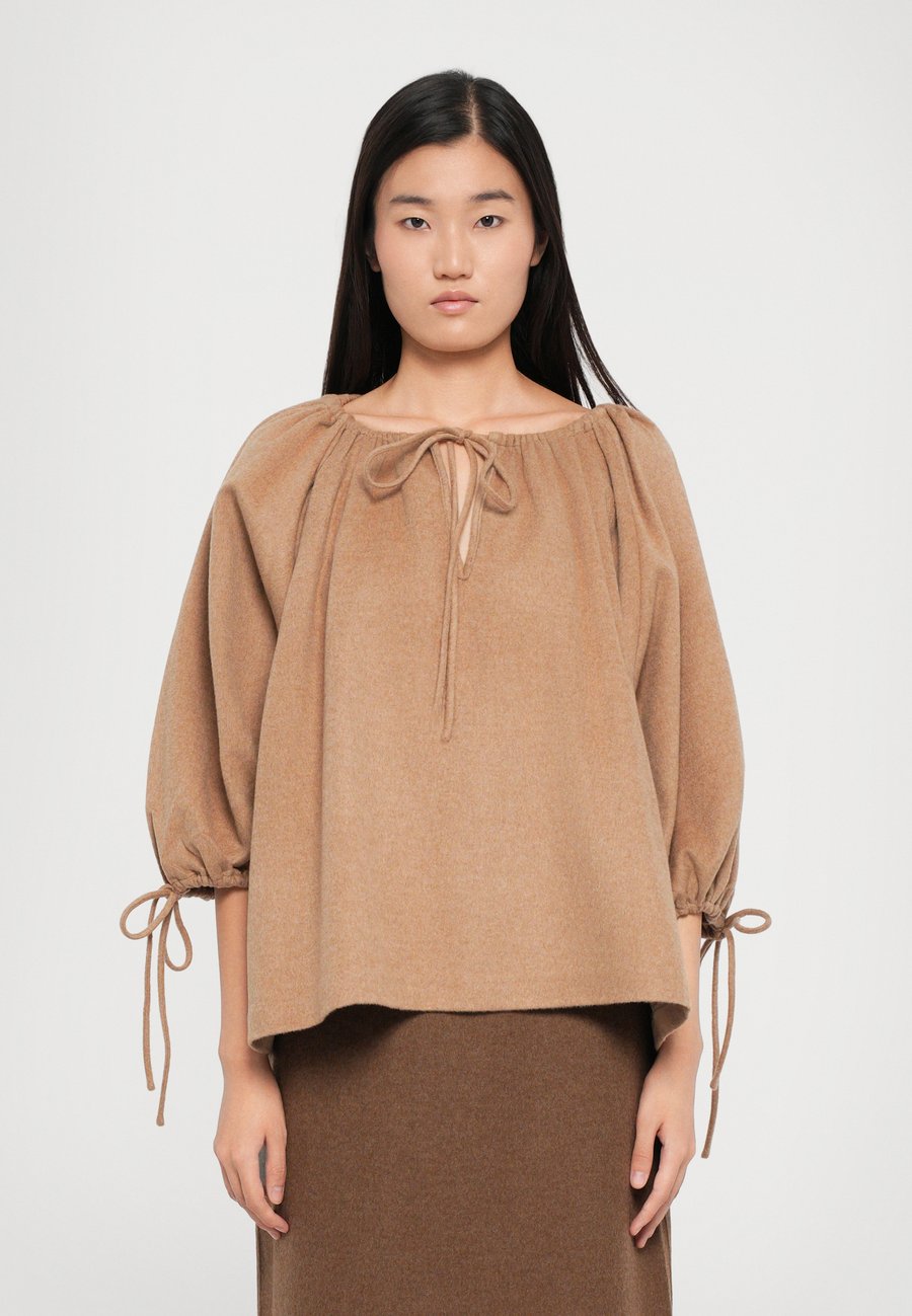 Блуза By Malene Birger LILYROSE, Medium Beige/Beige
Блуза By Malene Birger LILYROSE, Medium Beige/Beige