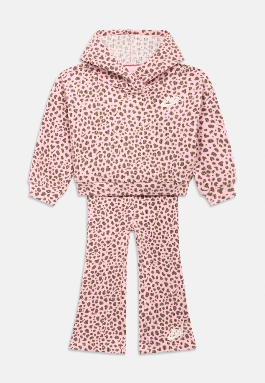 Худи Nike Sportswear WILD WARMTH SET, Medium Soft Pink/Light Pink
Худи Nike Sportswear WILD WARMTH SET, Medium Soft Pink/Light Pink