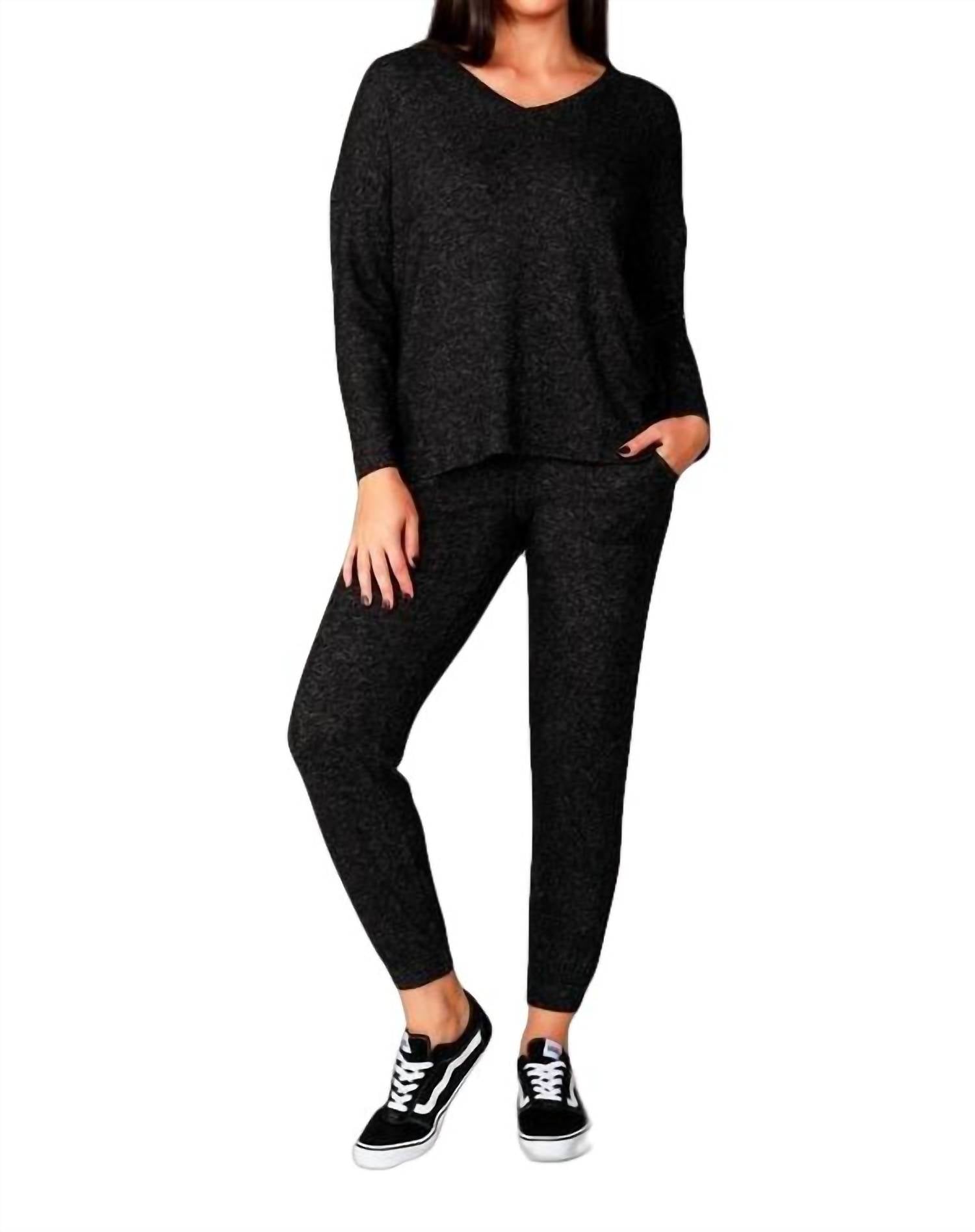 Футболка Tie Dye Boyfriend с V-образным вырезом черного цвета french kyss 
Футболка Tie Dye Boyfriend с V-образным вырезом черного цвета french kyss