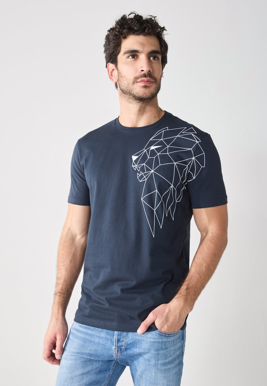 Футболка Pier One Print T-shirt, Sky Captain/Dark Blue, Синий, Футболка Pier One Print T-shirt, Sky Captain/Dark Blue
Футболка Pier One Print T-shirt, Sky Captain/Dark Blue, Синий, Футболка Pier One Print T-shirt, Sky Captain/Dark Blue