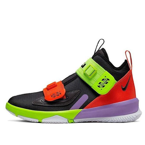 Кроссовки (GS) Nike LeBron Soldier 13 'Thunder Grey Crimson Green', черный
Кроссовки (GS) Nike LeBron Soldier 13 'Thunder Grey Crimson Green', черный