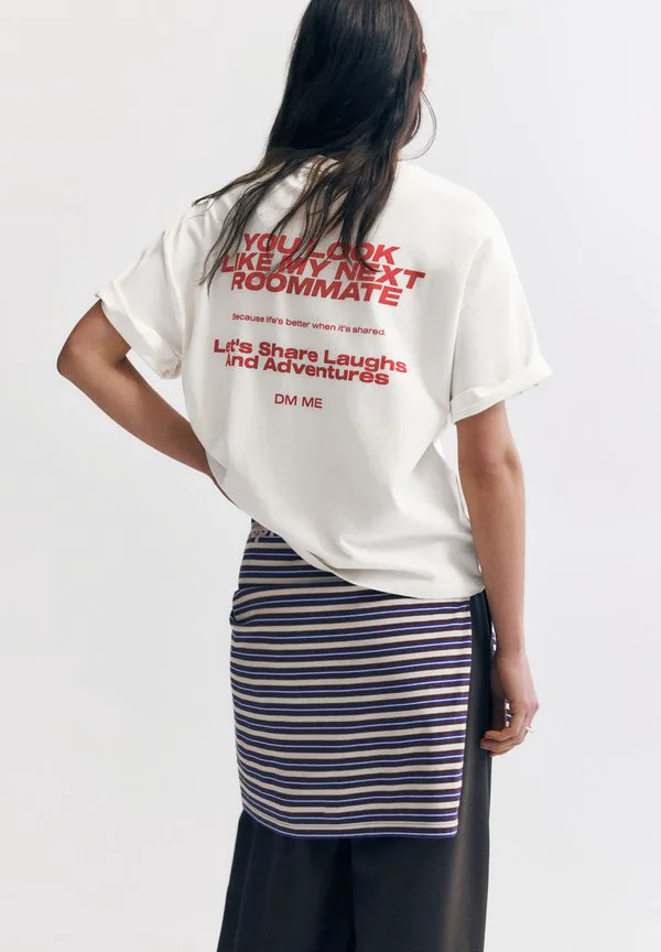 Футболка с графическим принтом "сосед по комнате" Pull&Bear, White, Белый, Футболка с графическим принтом "сосед по комнате" Pull&Bear, White
Футболка с графическим принтом "сосед по комнате" Pull&Bear, White, Белый, Футболка с графическим принтом "сосед по комнате" Pull&Bear, White