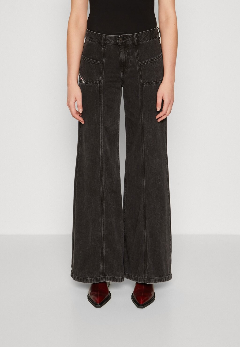 Джинсы расклешенные D-AKII Diesel, черный деним
Джинсы расклешенные D-AKII Diesel, черный деним